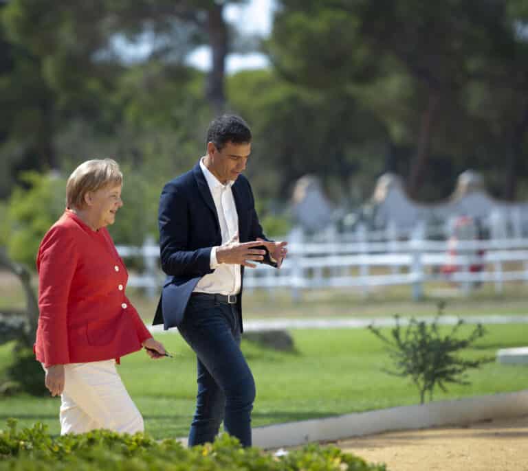 Merkel se despide de España, el país que la quiere más que a sus presidentes