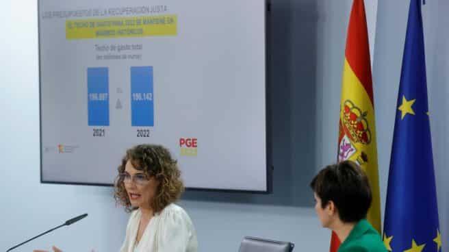 La ministra de Hacienda, María Jesús Montero (i), y la ministra de Política Territorial y portavoz del Gobierno, Isabel Rodríguez, dan una rueda de prensa tras el Consejo de Ministros extraordinario.