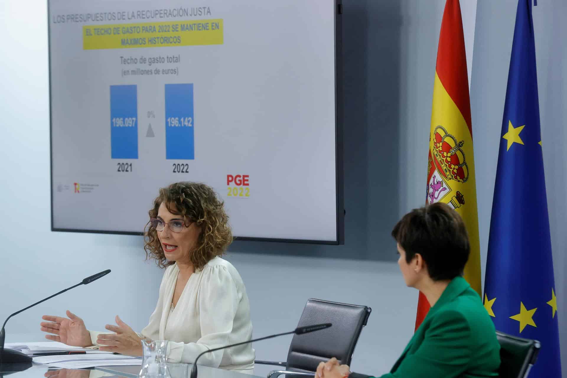La ministra de Hacienda, María Jesús Montero (i), y la ministra de Política Territorial y portavoz del Gobierno, Isabel Rodríguez, dan una rueda de prensa tras el Consejo de Ministros extraordinario.