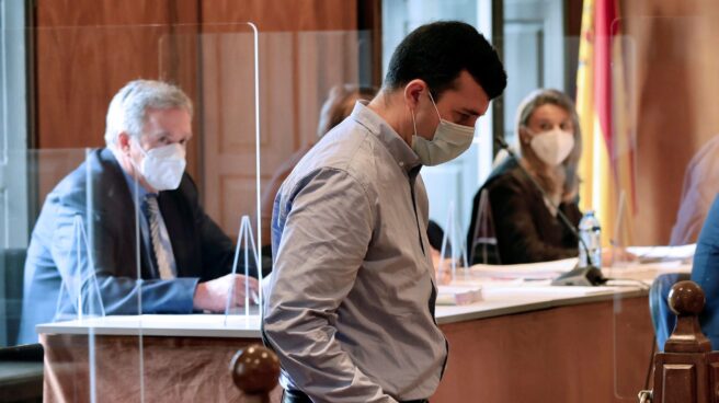 El sacerdote del Colegio Salesianos de Vigo, durante el juicio en la Audiencia de Pontevedra. El sacerdote del Colegio Salesianos de Vigo, durante el juicio en la Audiencia de Pontevedra.