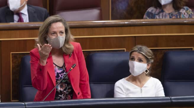 La ministra de Asuntos Económicos y Transformación Digital, Nadia Calviño, junto a la ministra de Trabajo y Economía Social, Yolanda Díaz, en el Congreso de los Diputados.