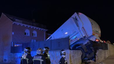 Un camión de la basura pierde el control y cae a la piscina de una vivienda en Parla