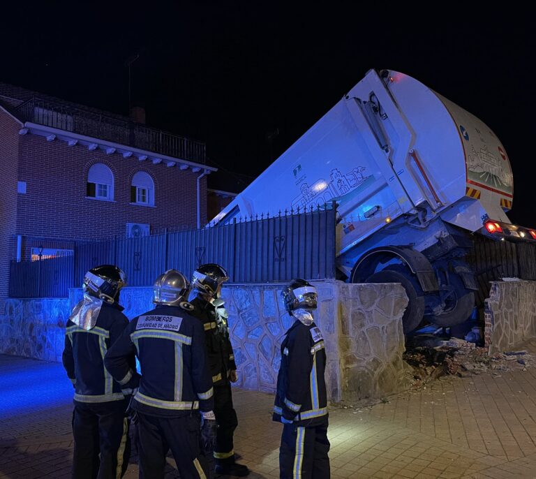 Un camión de la basura pierde el control y cae a la piscina de una vivienda en Parla