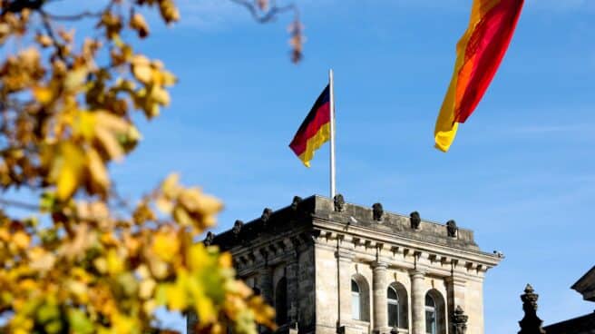 La socialdemócrata Bas presidirá el nuevo Bundestag El edificio del Reichstag en Berlín