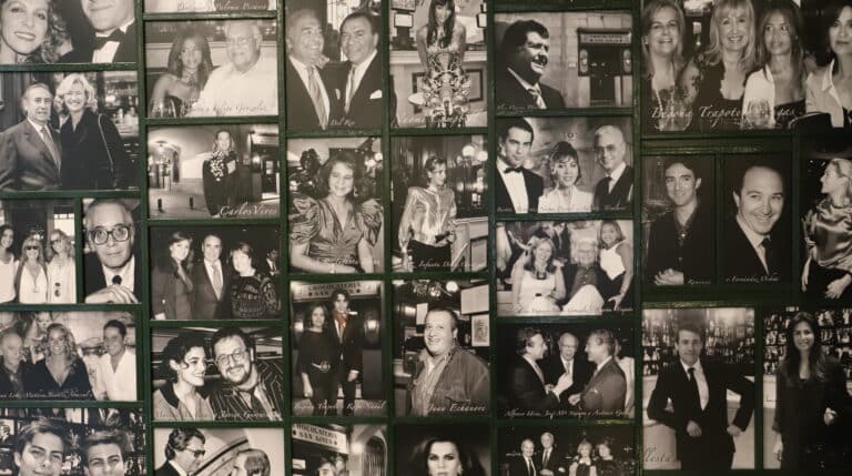 Cantidad de personajes ilustres han visitado la chocolatería San Ginés. Las fotos que se encuentran en el interior del local dan muestra de ello.
