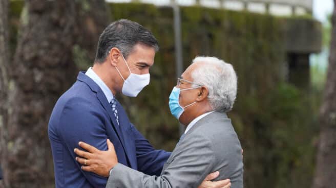 Pedro Sánchez, presidente del gobierno español, junto a Antonio Costa, primer ministro portugués, en el Foro La Toja.