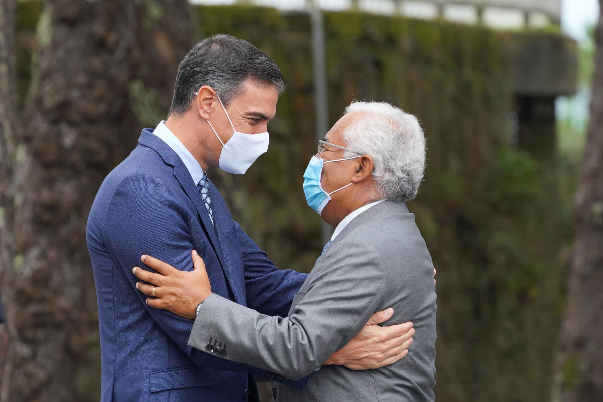 Pedro Sánchez, presidente del gobierno español, junto a Antonio Costa, primer ministro portugués, en el Foro La Toja.