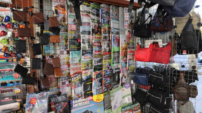 Productos como carteras y bandoleras se venden entre revistas y periódicos. Productos como carteras y bandoleras se venden entre revistas y periódicos.