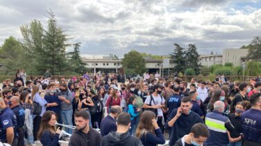 Bronca en la Autónoma de Barcelona: independentistas destrozan una carpa de alumnos constitucionalistas