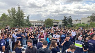 Bronca en la Autónoma de Barcelona: independentistas destrozan una carpa de alumnos constitucionalistas