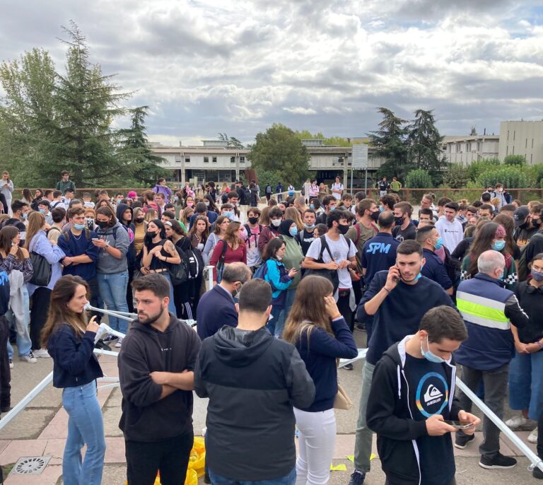 Bronca en la Autónoma de Barcelona: independentistas destrozan una carpa de alumnos constitucionalistas