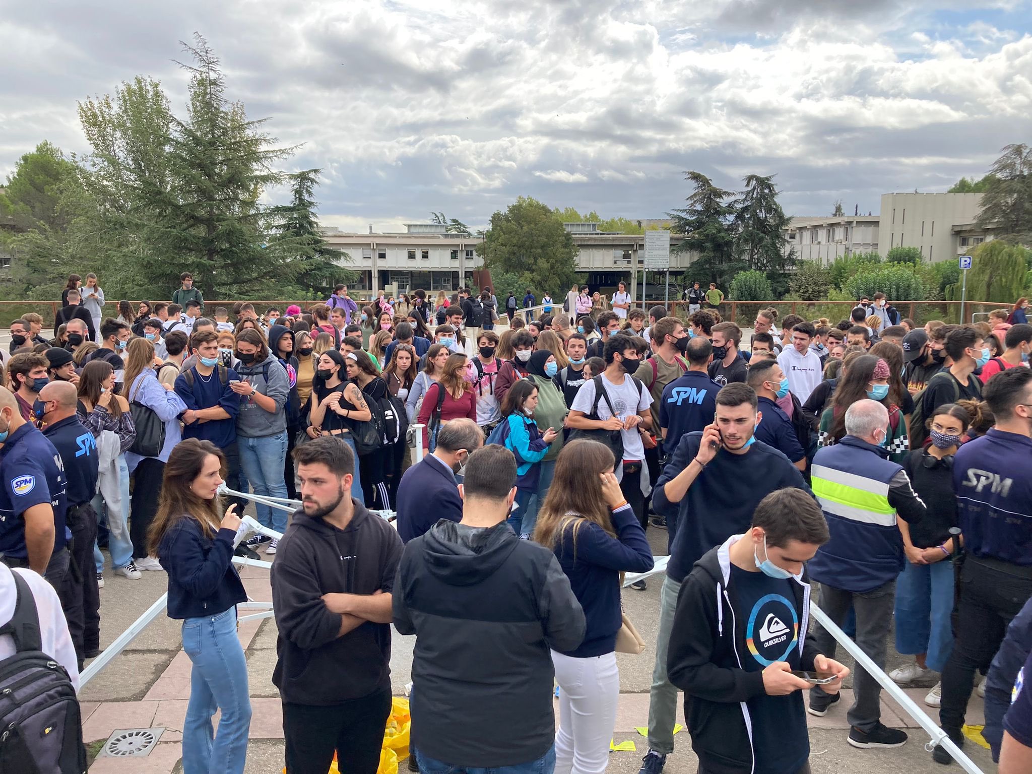 Bronca en la Autónoma de Barcelona: independentistas destrozan una carpa de alumnos constitucionalistas