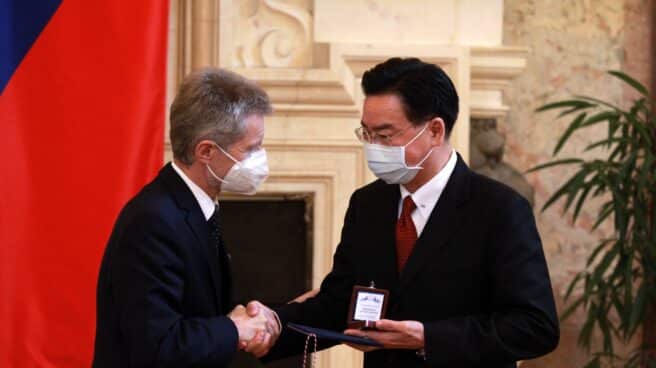 Joseph Wu, ministro de Exteriores de Taiwán, dcha, en su visita de abril a PragaJoseph Wu, junto