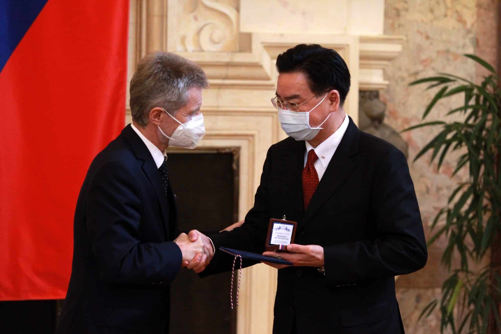 Joseph Wu, ministro de Exteriores de Taiwán, dcha, en su visita de abril a PragaJoseph Wu, junto