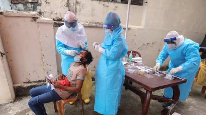 El reto geopolítico de nuestra era: la vacunación global Un hombre se somete a un test de Covid-19 en Sri Lanka