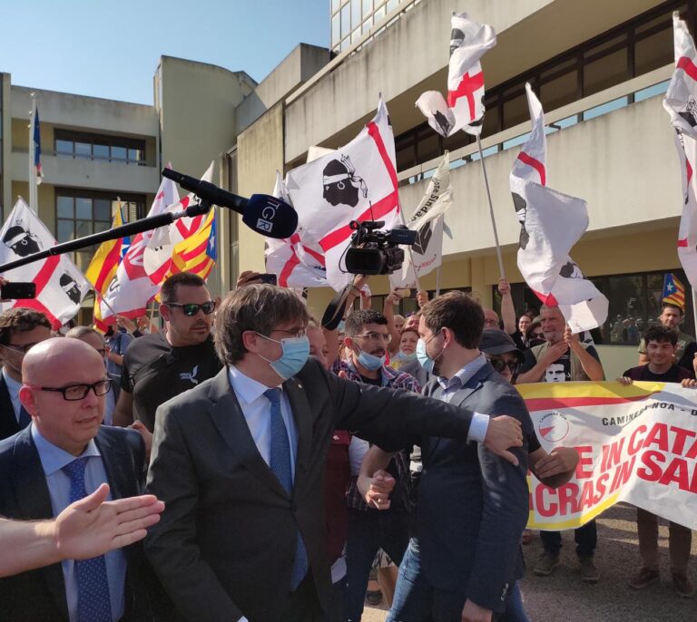 El independentismo desembarca en Cerdeña para maximizar el "caso Puigdemont"