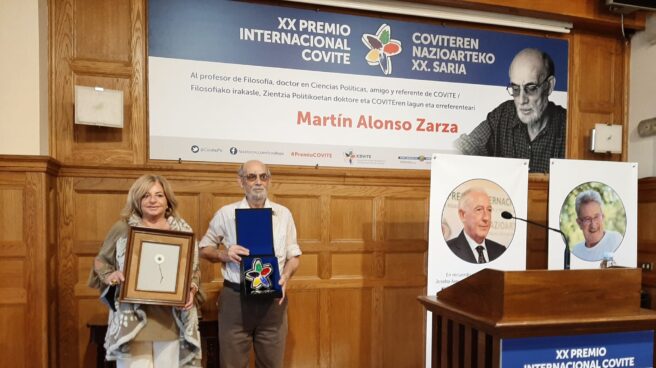 Consuelo ordóñoz, presidenta de Covite, junto al filósofo Martín Alonso durante la entrega del galardón en San Sebastián.