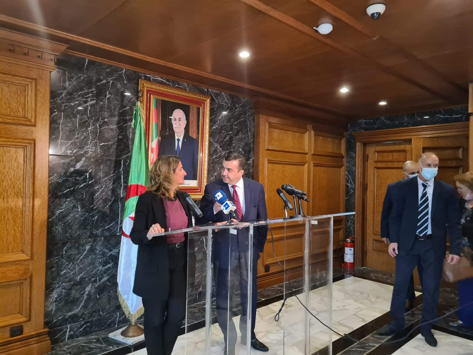 Teresa Ribera, vicepresidenta tercera del Gobierno, ha comparecido junto al ministro argelino de Energía y Minas, Mohamed Arkab