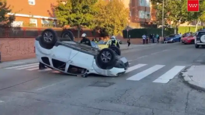 Un coche vuelca tras perder su conductora el control en Mejorada del Campo (Madrid)