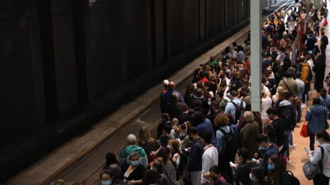 Pasajeros esperan en un andén de Atocha en el segundo día de huelga de los maquinistas.