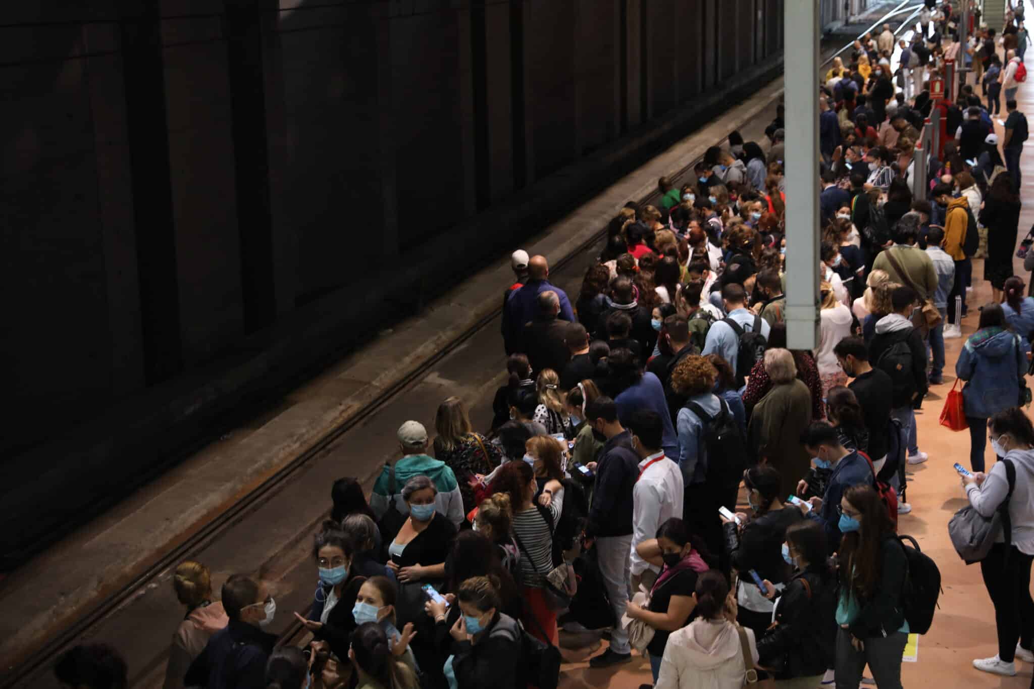 Pasajeros esperan en un andén de Atocha en el segundo día de huelga de los maquinistas.