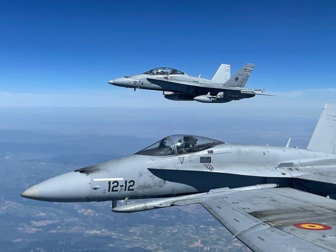 Aviones del Ejército del Aire sobrevuelan Madrid.