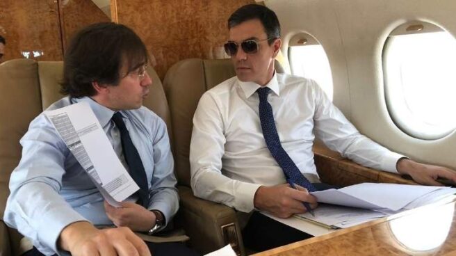 Pedro Sánchez, durante un vuelo en avión oficial. Pedro Sánchez, durante un vuelo en avión oficial.