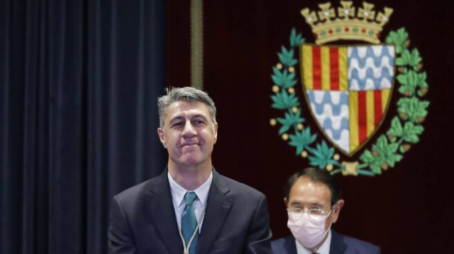 Xavier García Albiol con el bastón del alcalde de Badalona