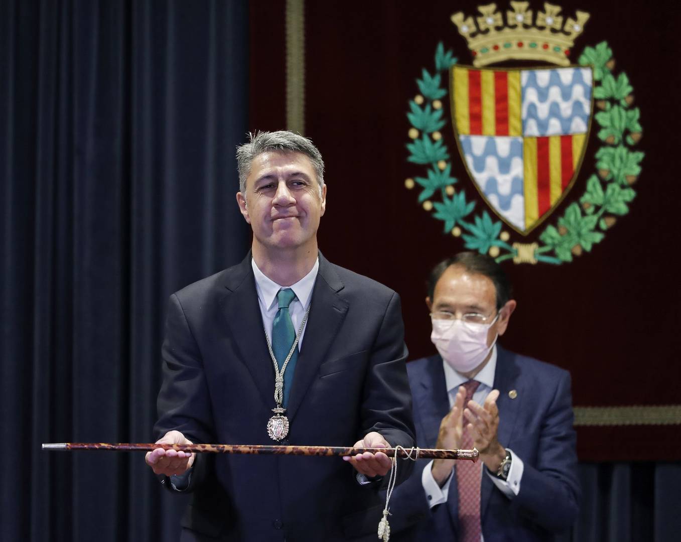 Xavier García Albiol con el bastón del alcalde de Badalona