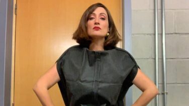 Ana Morgade luce una funda portatrajes como vestido contra la norma del cuerpo perfecto