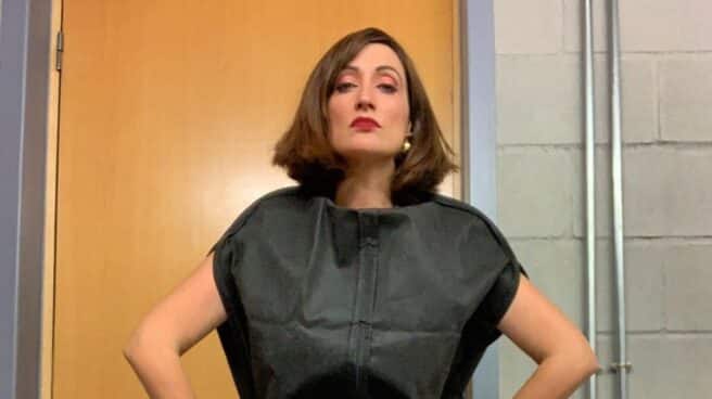 Ana Morgade luce una funda portatrajes como vestido contra la norma del cuerpo perfecto Ana Morgade posa con el vestido de la funda portatrajes