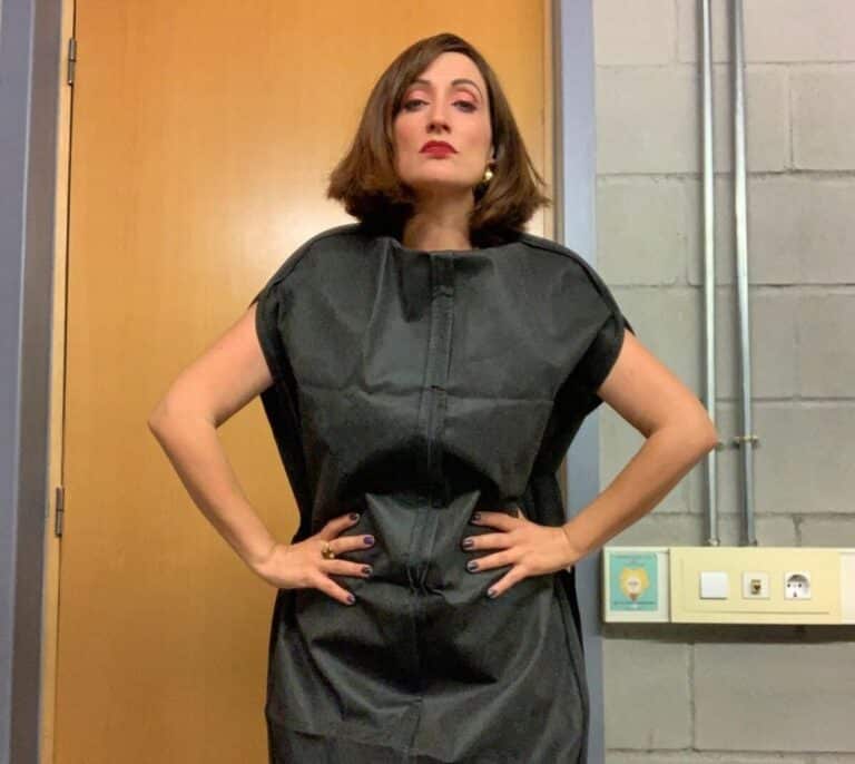Ana Morgade luce una funda portatrajes como vestido contra la norma del cuerpo perfecto