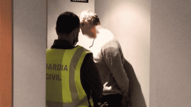 Una vecina del presunto asesino del niño de Lardero: "Se intentó llevar a mi hija. La Policía tenía constancia" El presunto asesino del niño de Lardero al ser detenido por la Guardia Civil