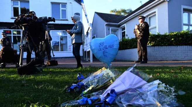 Ofrenda floral en el lugar del asesinato del diputado conservador David Amess.