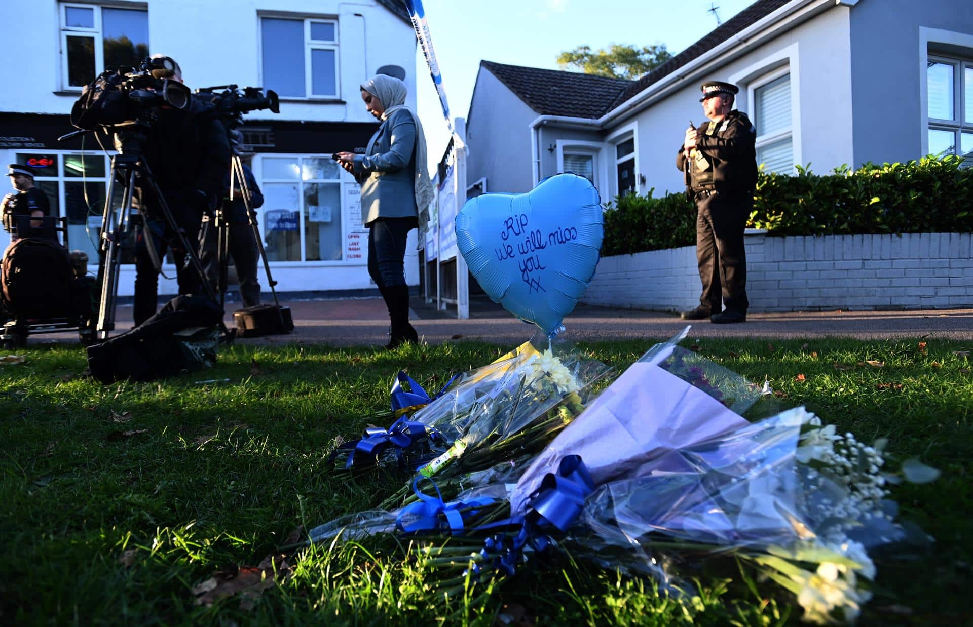 Ofrenda floral en el lugar del asesinato del diputado conservador David Amess.