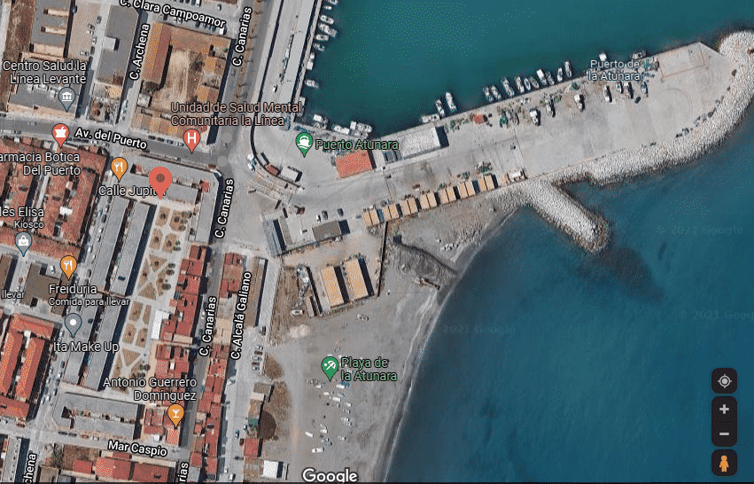 Vista de satélite de la playa de la Atunara y Tonelero. El punto rojo señala la plaza Luna.