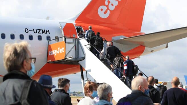 Pasajeros subiendo a un avión de EasyJet. Pasajeros subiendo a un avión de EasyJet.