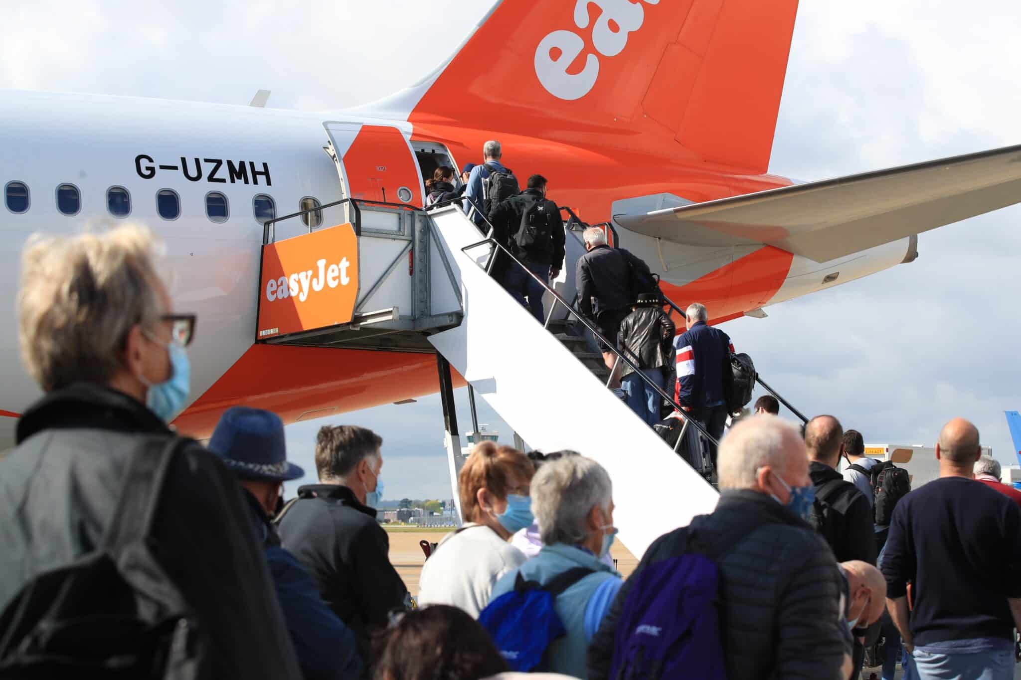 Pasajeros subiendo a un avión de EasyJet.