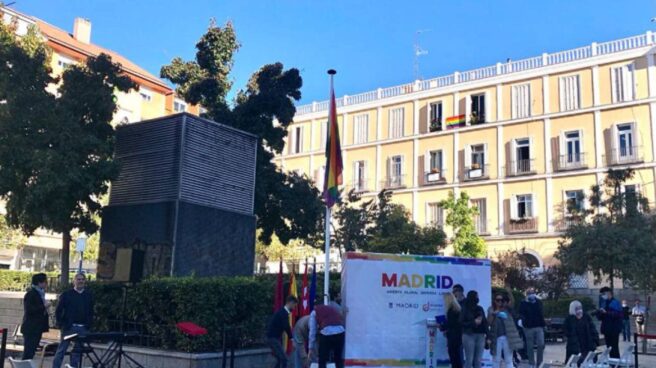 Bandera LGTBI izada en la plaza de Chueca