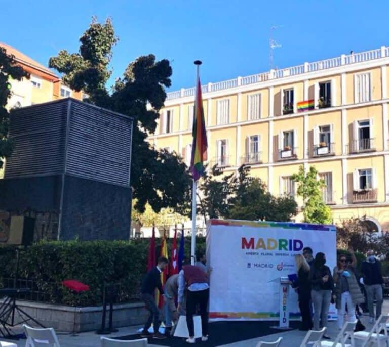 La polémica por la bandera LGTBI "permanente" de Chueca que ha durado un día