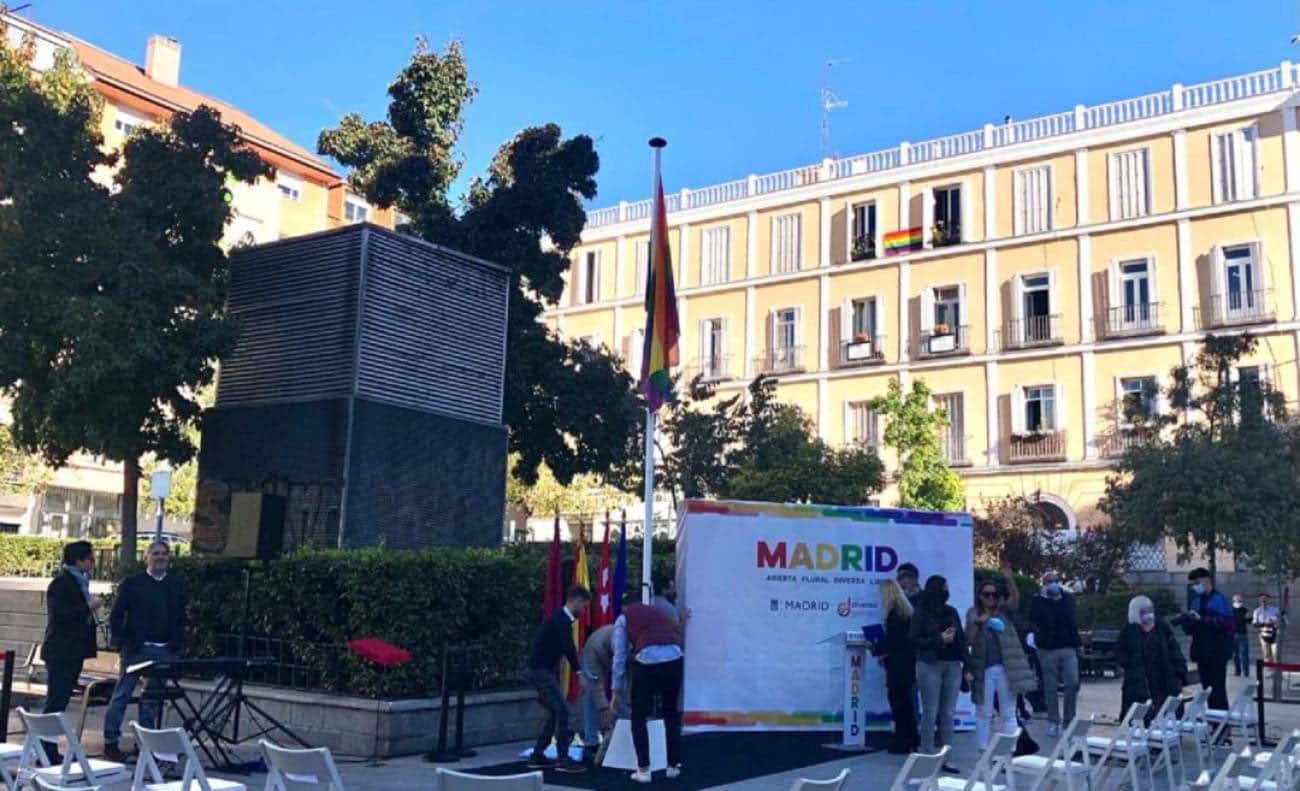 Bandera LGTBI izada en la plaza de Chueca