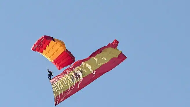 Vídeo: el limpio aterrizaje de la bandera en el Paseo de la Castellana tras el susto de 2019