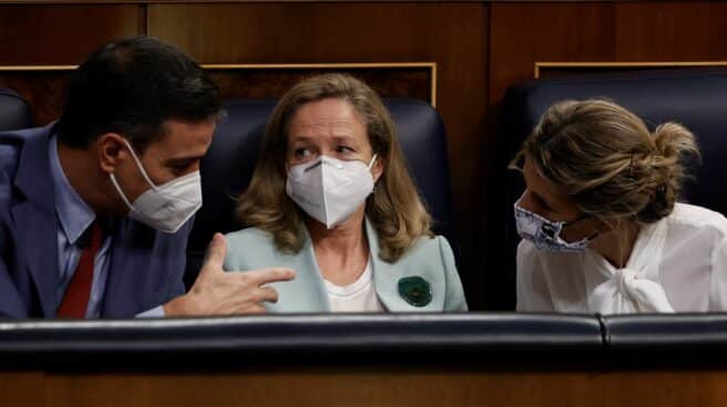 La ministra de Trabajo, Yolanda Díaz (d), conversa con el presidente del Gobierno, Pedro Sánchez, y con la vicepresidenta primera Nadia Calviño.