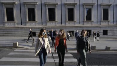 Colau teme que el PSOE boicoitee la ley de vivienda y pide a Podemos "estar muy encima"