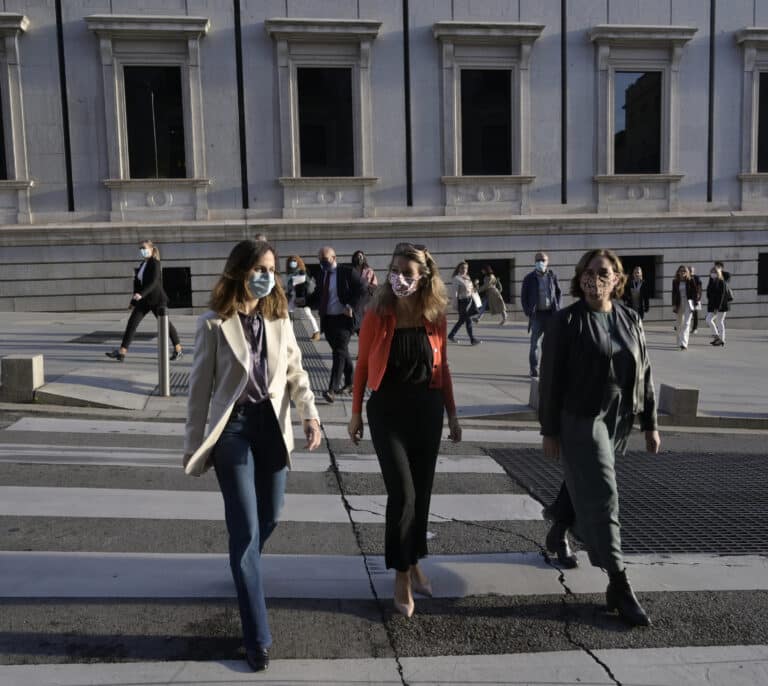 Colau teme que el PSOE boicoitee la ley de vivienda y pide a Podemos "estar muy encima"