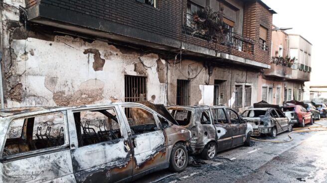 Un hombre quema su casa y siete coches en Molina de Segura (Murcia) Imágenes tras el incendio captadas por los bomberos