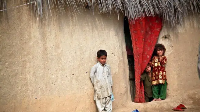 Una mujer afgana vende por 280 euros a su hijo para costear la atención médica de su hija