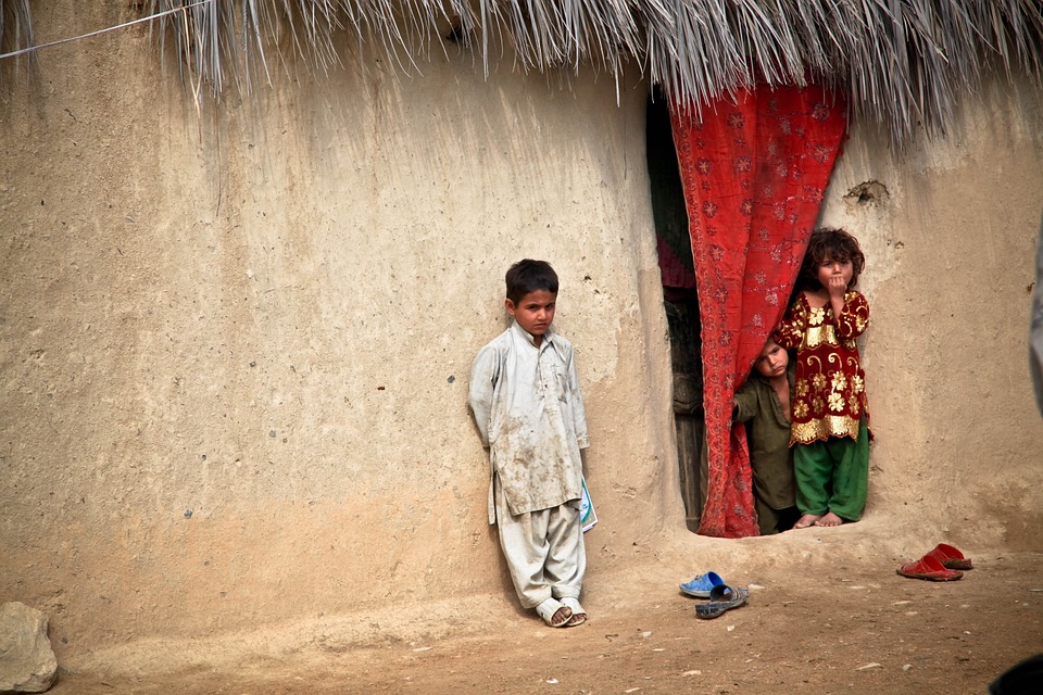 Una mujer afgana vende por 280 euros a su hijo para costear la atención médica de su hija
