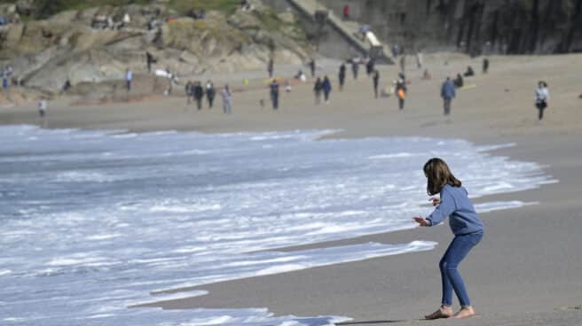 Varias personas disfrutan del buen día en A Coruña