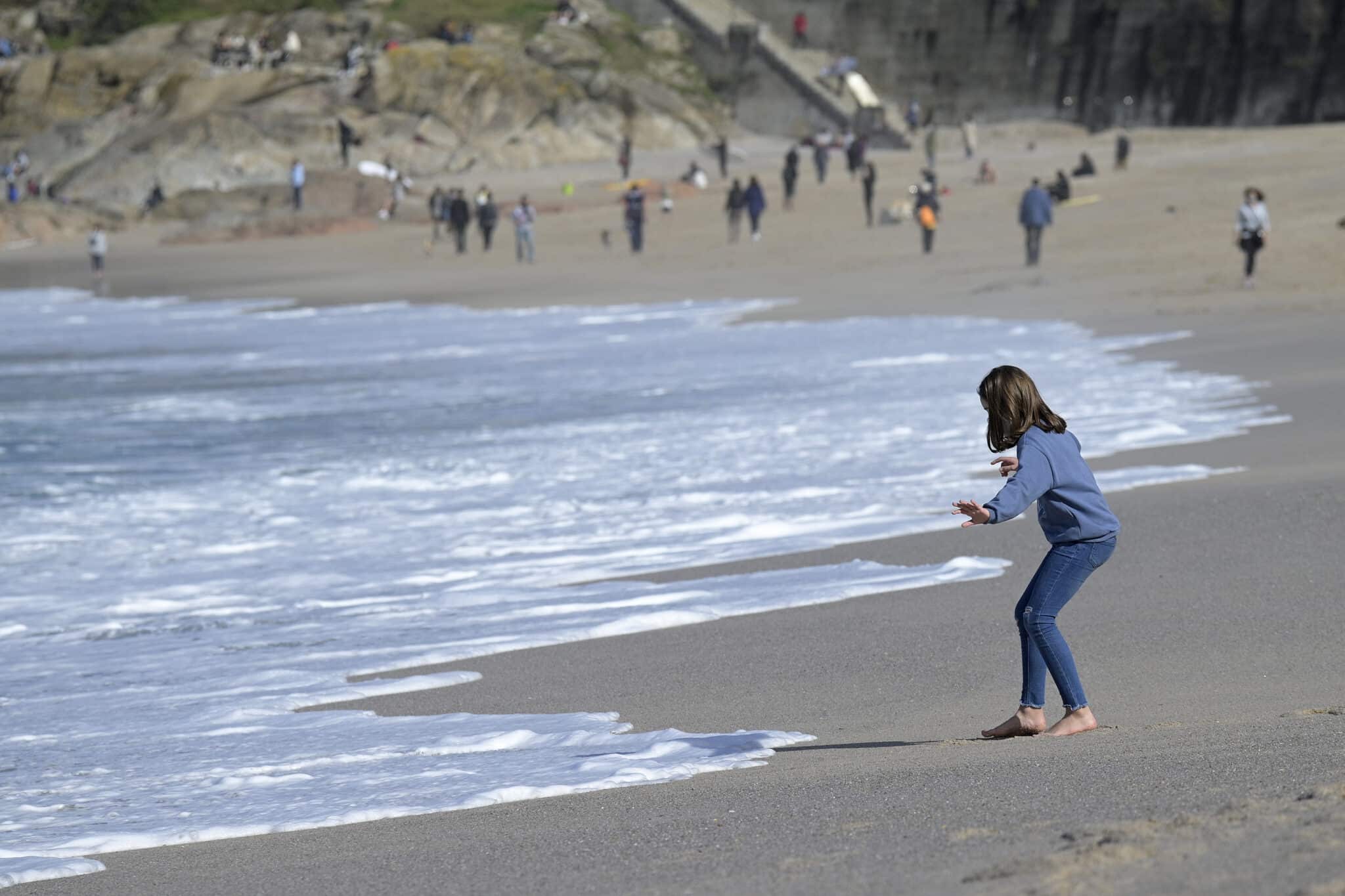 Varias personas disfrutan del buen día en A Coruña